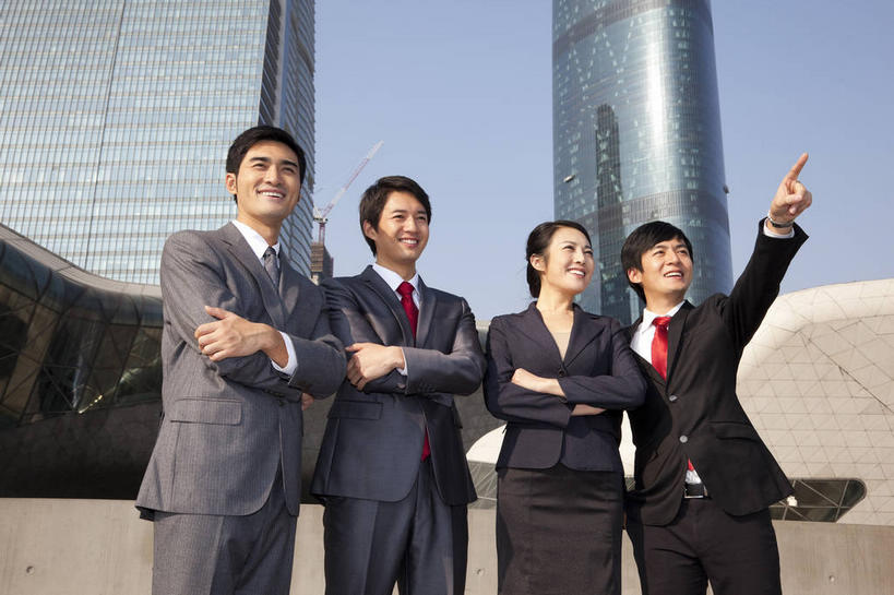 东方人,四个人,同事,商务人士,商务男性,商务女性,高楼大厦,站,举,笑,双手交叉,微笑,露齿笑,横图,室外,白天,仰视,衬衫,度假,成功,合作,团队,集体,信心,美景,城市风光,标志建筑,城市,大厦,地标,建筑,摩天大楼,广州,中国,亚洲,一排,指,阴影,套装,整齐,光线,影子,景观,领带,注视,黄种人,方向,娱乐,建设,队伍,排列,蓝色,蓝天,天空,阳光,天,观察,看,手势,托,站着,享受,休闲,景色,放松,晴朗,观看,察看,领导,双手抱胸,指向,象征,庄重,食指,成就,队列,关注,商务装,身份,合伙,领袖,工薪阶层,东亚,广东,广东省,万里无云,中华人民共和国,华南地区,省会,广州市,粤,正式,地位,天河,男人,男性,年轻男性,年轻女性,女人,女性,亚洲人,白领,上班族,晴空,晴空万里,举起,举手,举着,向上举,向上伸,向上托,站立,半身,彩图,低角度拍摄,衬衣,大楼,高层建筑,高楼,摩天楼,打手势,天河区,广州西塔,广州国际金融中心,珠江新城,珠江新城中央商务区