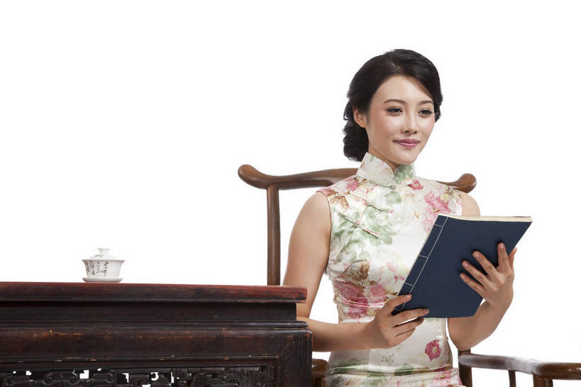东方人,一个人,坐,笑,微笑,横图,室内,白天,白色背景,正面,民族服装,桌面,桌子,杯子,书籍,椅子,亚洲,仅一个年轻女性,仅一个女性,仅一个人,一本,握,旗袍,木制,陶瓷,木椅,木桌,陶瓷制品,拿,拿着,注视,黄种人,文化,木制品,水杯,书本,观察,看,握着,摄影,影棚,观看,察看,古书,关注,中国文化,摄影棚,年轻女性,女人,女性,亚洲人,茶杯,书,图书,坐着,半身,彩图,影棚拍摄,传统服装,民俗服,拍摄,文献,木桌子,传统文化,古籍,线装,线装书