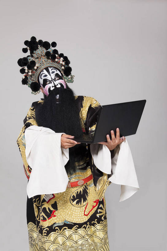 东方人,胡须,一个人,演员,站,竖图,室内,白天,正面,民族服装,化妆,电脑,笔记本电脑,亚洲,仅一个男性,仅一个人,仅一个中年男性,握,灰色背景,服装,网络,头饰,拿,拿着,注视,黄种人,文化,通讯设备,衣服,黄色,黑色,彩妆,观察,看,站着,握着,摄影,服饰,影棚,观看,一台,察看,无线,衣着,穿着,关注,中国文化,摄影棚,戏剧,通信设备,无线网络,表演服,演出服,无线上网,便携式电脑,京剧,戏曲,国粹,皮黄,衣饰,道具服,手提电脑,男人,男性,中年男性,亚洲人,胡子,络腮胡,站立,半身,彩图,影棚拍摄,传统服装,民俗服,拍摄,京剧服饰,国剧,京戏,平剧,中国戏曲,传统文化,舞台妆,京剧演员