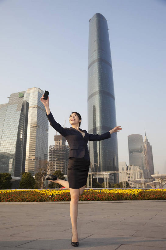 东方人,一个人,商务人士,商务女性,高楼大厦,站,举,伸展双臂,笑,打电话,微笑,露齿笑,竖图,室外,白天,仰视,裙子,度假,花海,花圃,美景,植物,城市风光,标志建筑,城市,大厦,地标,建筑,摩天大楼,电话,手机,叶子,广州,中国,亚洲,仅一个年轻女性,仅一个女性,仅一个人,握,阴影,套装,盛开,光线,影子,景观,拿,花蕾,拿着,抬腿,注视,黄种人,娱乐,通讯设备,建设,花,花瓣,花朵,花卉,鲜花,蓝色,绿色,黑色,蓝天,天空,阳光,花丛,花束,花田,天,花苞,花蕊,观察,看,托,站着,享受,休闲,景色,放松,握着,短裙,晴朗,观看,半身裙,察看,关注,商务装,工薪阶层,东亚,广东,广东省,万里无云,一部,中华人民共和国,华南地区,省会,广州市,粤,天河,交流,年轻女性,女人,女性,亚洲人,白领,上班族,晴空,晴空万里,敞开双臂,沟通,举起,举手,举着,伸开双臂,通话,向上举,向上伸,向上托,展开双肩,站立,张开手臂,张开双臂,彩图,低角度拍摄,全身,大楼,高层建筑,高楼,摩天楼,天河区,广州西塔,广州国际金融中心,珠江新城,珠江新城中央商务区
