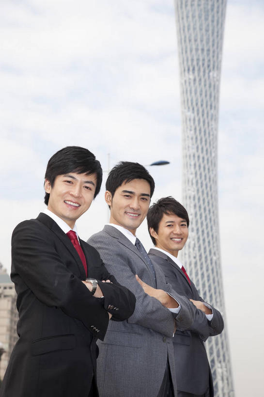 东方人,三个人,同事,商务人士,商务男性,高楼大厦,站,笑,双手交叉,微笑,露齿笑,竖图,室外,白天,仰视,衬衫,度假,成功,合作,团队,集体,信心,美景,城市风光,标志建筑,城市,大厦,地标,建筑,路灯,摩天大楼,照明,广州,中国,亚洲,一排,套装,整齐,景观,灯光,领带,扭头,注视,黄种人,娱乐,建设,队伍,灯,排列,红色,天空,天,观察,看,站着,转头,享受,休闲,景色,放松,观看,照亮,察看,领导,双手抱胸,象征,庄重,照明设备,成就,队列,关注,商务装,身份,合伙,领袖,工薪阶层,东亚,广东,广东省,中华人民共和国,华南地区,省会,广州市,粤,正式,地位,广州电视塔,广州塔,广州新电视塔,男人,男性,年轻男性,亚洲人,白领,上班族,站立,半身,彩图,低角度拍摄,衬衣,大楼,高层建筑,高楼,摩天楼,海珠,海珠区,广州海心塔,海心塔,小蛮腰