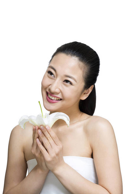 东方人,一个人,笑,微笑,露齿笑,竖图,室内,白天,白色背景,正面,化妆,美容,百合花,亚洲,仅一个年轻女性,仅一个女性,仅一个人,护肤,握,服装,盛开,拿,花蕾,拿着,注视,黄种人,花,花瓣,花朵,鲜花,一朵,衣服,白色,抹胸,花苞,花蕊,观察,看,保养,享受,休闲,放松,握着,保健,摄影,服饰,影棚,观看,察看,衣着,穿着,关注,摄影棚,养颜,强瞿,衣饰,百合蒜,倒仙,番韭,山丹,年轻女性,女人,女性,亚洲人,半身,彩图,影棚拍摄,拍摄,白百合,白花百合,圣母百合