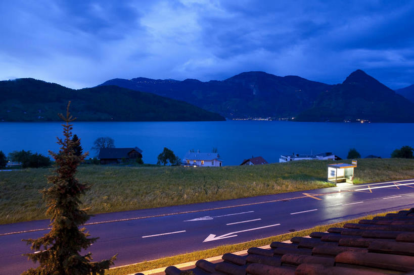 无人,横图,室外,白天,正面,旅游,度假,草地,草坪,湖,湖泊,美景,山,山脉,水,植物,道路,高速公路,路,路灯,公路,照明,瑞士,欧洲,阴影,光线,影子,湖面,景观,山峰,水流,水面,灯光,分界线,停车线,交通,山峦,娱乐,卢塞恩湖,灯,草,树,树木,蓝色,绿色,蓝天,天空,自然,湖水,群山,天,享受,休闲,景色,放松,生长,成长,车行道,车行道分界线,照亮,照明设备,自然风光,标线,中欧,车行线,卢塞恩,瑞士联邦,琉森州,卢塞恩州,琉森,马路,彩图,琉森湖,高等级公路