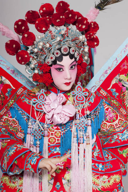 东方人,一个人,演员,站,竖图,室内,白天,正面,民族服装,化妆,亚洲,仅一个年轻女性,仅一个女性,仅一个人,表演,灰色背景,服装,装饰,头饰,注视,黄种人,文化,扮演,衣服,红色,彩妆,发饰,饰品,观察,看,站着,摄影,服饰,影棚,观看,华丽,修饰,点缀,察看,演出,衣着,穿着,关注,中国文化,摄影棚,戏剧,表演服,演出服,京剧,配饰,戏曲,国粹,皮黄,衬托,美观,雅致,雅观,衣饰,道具服,年轻女性,女人,女性,亚洲人,站立,半身,彩图,影棚拍摄,传统服装,民俗服,拍摄,京剧服饰,国剧,京戏,平剧,中国戏曲,旦角,传统文化,舞台妆,旦,刀马旦,京剧演员,武旦,角色