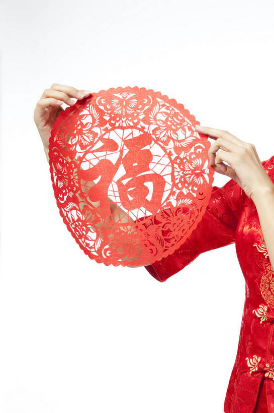 东方人,手,一个人,竖图,室内,特写,白天,白色背景,正面,民族服装,幸福,亚洲,双手,仅一个年轻女性,仅一个女性,仅一个人,握,旗袍,节日,庆祝,艺术,标志,文字,纸艺,字符,手工艺品,拿,拿着,黄种人,文化,标识,一个,红色,福字,纸制品,工艺品,剪纸,庆典,手部,汉字,握着,摄影,影棚,单个,纪念,高雅,中国文化,中文,摄影棚,祝愿,窗花,自信心,品位,剪画,刻纸,国文,华文,福,福气,年轻女性,女人,女性,亚洲人,半身,彩图,影棚拍摄,传统服装,民俗服,拍摄,福运,春节贴,福字帖,传统文化