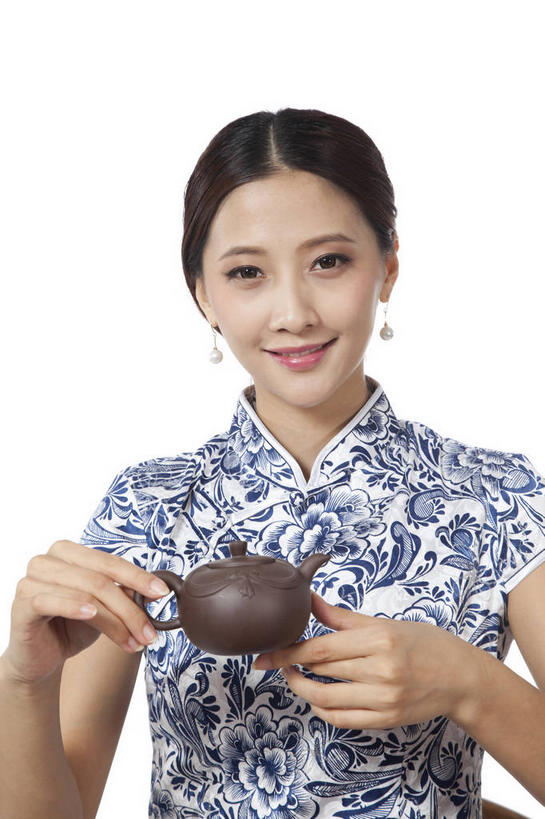 东方人,一个人,站,笑,微笑,竖图,室内,白天,白色背景,正面,民族服装,亚洲,仅一个年轻女性,仅一个女性,仅一个人,握,旗袍,壶,陶瓷,陶瓷制品,拿,拿着,注视,黄种人,文化,水壶,装饰品,一个,蓝色,茶壶,耳环,容器,饰品,首饰,观察,看,站着,握着,摄影,影棚,单个,观看,察看,关注,中国文化,摄影棚,耳饰,年轻女性,女人,女性,亚洲人,站立,半身,彩图,影棚拍摄,传统服装,民俗服,拍摄,传统文化