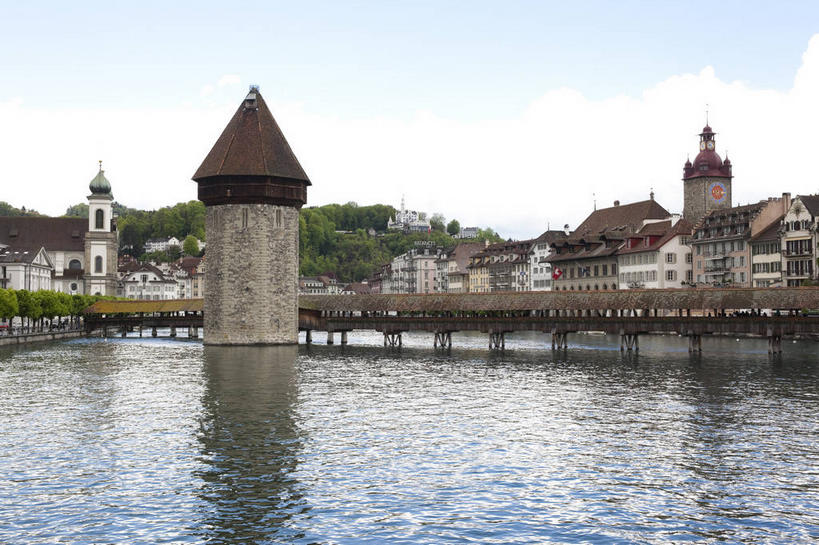 无人,家,横图,室外,白天,正面,旅游,度假,湖,湖泊,名胜古迹,水,标志建筑,地标,建筑,瑞士,欧洲,阴影,遗迹,光线,影子,房屋,屋子,湖面,水流,水面,云,云朵,云彩,古迹,文物,娱乐,建设,古建筑,楼房,卢塞恩湖,住宅,蓝色,白云,蓝天,天空,阳光,湖水,天,享受,休闲,旅游胜地,放松,晴朗,古文明,中欧,廊桥,卢塞恩,瑞士联邦,琉森州,卢塞恩州,琉森,蜈蚣桥,教堂桥,卡贝尔桥,卡佩尔桥,虹桥,晴空,彩图,房子,琉森湖,卡佩尔廊桥