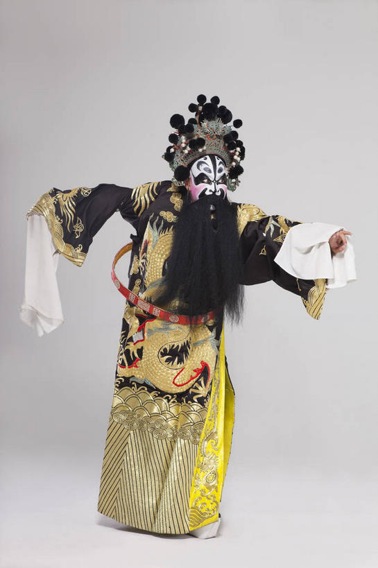 东方人,胡须,一个人,演员,站,伸展双臂,竖图,室内,白天,正面,民族服装,化妆,帽子,亚洲,仅一个男性,仅一个人,仅一个中年男性,灰色背景,服装,注视,黄种人,衣服,彩妆,观察,看,站着,摄影,服饰,影棚,观看,察看,衣着,穿着,关注,摄影棚,表演服,演出服,京剧,衣饰,道具服,男人,男性,中年男性,亚洲人,胡子,络腮胡,敞开双臂,伸开双臂,展开双肩,站立,张开手臂,张开双臂,彩图,全身,影棚拍摄,传统服装,民俗服,拍摄,京剧服饰,舞台妆,京剧演员