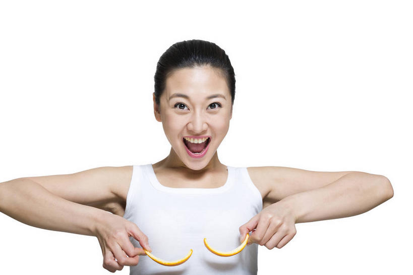 东方人,一个人,笑,微笑,露齿笑,横图,室内,白天,白色背景,正面,亚洲,仅一个年轻女性,仅一个女性,仅一个人,握,服装,背心,果皮,拿,拿着,注视,黄种人,衣服,观察,看,握着,摄影,服饰,影棚,观看,察看,衣着,桔子皮,橘子皮,穿着,关注,摄影棚,衣饰,年轻女性,女人,女性,亚洲人,半身,彩图,影棚拍摄,拍摄