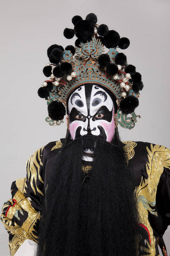 东方人,胡须,一个人,演员,站,竖图,室内,白天,正面,民族服装,化妆,帽子,亚洲,仅一个男性,仅一个人,仅一个中年男性,灰色背景,服装,注视,黄种人,衣服,彩妆,观察,看,站着,摄影,服饰,影棚,观看,察看,衣着,穿着,关注,摄影棚,表演服,演出服,京剧,衣饰,道具服,男人,男性,中年男性,亚洲人,胡子,络腮胡,站立,半身,彩图,影棚拍摄,传统服装,民俗服,拍摄,京剧服饰,舞台妆,京剧演员