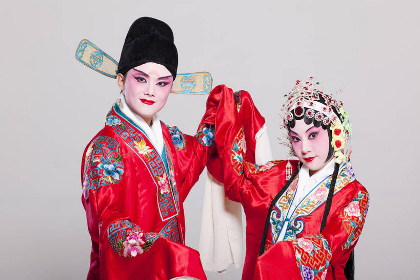 东方人,两个人,演员,站,笑,微笑,横图,室内,白天,正面,民族服装,化妆,帽子,亚洲,灰色背景,服装,头饰,扭头,注视,黄种人,文化,衣服,彩妆,发夹,发饰,夹子,观察,看,站着,摄影,服饰,影棚,观看,察看,生,衣着,穿着,关注,中国文化,摄影棚,表演服,演出服,京剧,戏曲,衣饰,道具服,青衣,男人,男性,年轻男性,年轻女性,女人,女性,亚洲人,站立,半身,彩图,影棚拍摄,传统服装,民俗服,拍摄,京剧服饰,中国戏曲,旦角,传统文化,舞台妆,旦,京剧演员,角色,小生,正旦