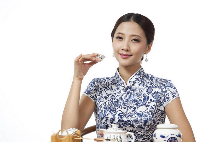 东方人,一个人,坐,笑,微笑,横图,室内,白天,白色背景,正面,民族服装,桌面,桌子,杯子,椅子,亚洲,仅一个年轻女性,仅一个女性,仅一个人,握,旗袍,木制,壶,陶瓷,木椅,木桌,茶道,陶瓷制品,拿,拿着,注视,黄种人,文化,水壶,装饰品,茶壶,茶具,耳环,木制品,容器,饰品,首饰,水杯,观察,看,握着,摄影,影棚,观看,茶艺,环境,察看,茶器,关注,中国文化,摄影棚,东亚文化,礼法,修行,耳饰,年轻女性,女人,女性,亚洲人,茶杯,坐着,半身,彩图,影棚拍摄,传统服装,民俗服,拍摄,木桌子,茶文化,传统文化