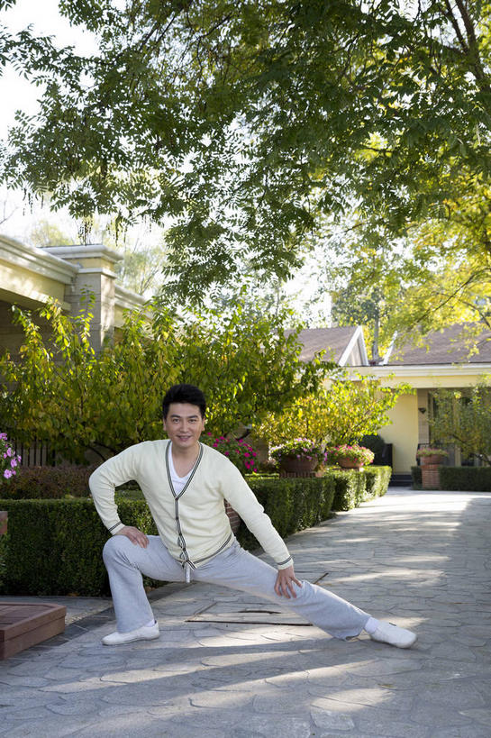 东方人,一个人,竖图,室外,白天,正面,锻炼,运动,树林,植物,亚洲,仅一个男性,仅一个人,仅一个中年男性,阴影,服装,光线,影子,注视,休闲装,黄种人,半蹲,树,树木,衣服,绿色,天空,阳光,自然,天,观察,看,休闲,休闲服,搭,弓步,服饰,生长,成长,观看,张开双腿,察看,搭着,关注,展开双腿,体育,男人,男性,中年男性,亚洲人,彩图,全身,健身,弓箭步,伸展双腿