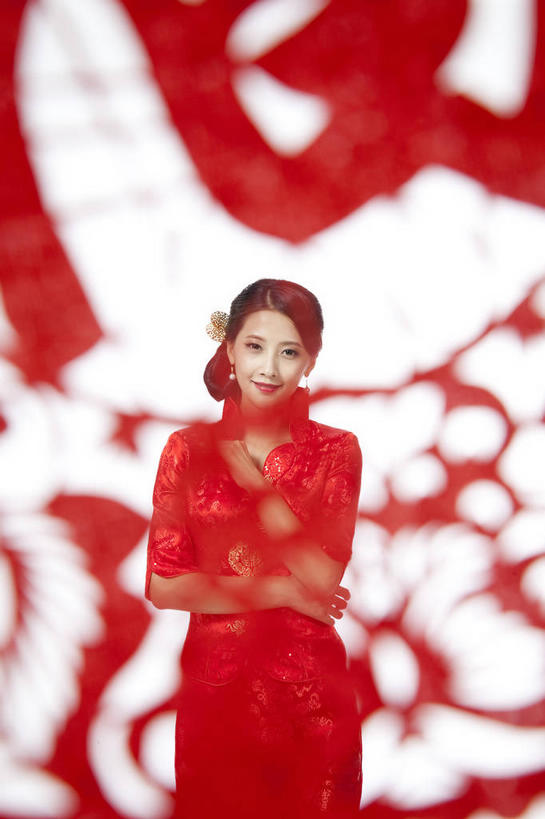 东方人,一个人,站,笑,微笑,竖图,室内,白天,白色背景,正面,民族服装,亚洲,仅一个年轻女性,仅一个女性,仅一个人,旗袍,朦胧,模糊,艺术,装饰,头饰,纸艺,手工艺品,注视,黄种人,文化,发簪,红色,发饰,饰品,纸制品,工艺品,剪纸,观察,看,站着,摄影,影棚,观看,华丽,修饰,点缀,察看,高雅,关注,中国文化,摄影棚,配饰,窗花,自信心,品位,衬托,美观,雅致,雅观,剪画,刻纸,簪子,年轻女性,女人,女性,亚洲人,站立,半身,彩图,影棚拍摄,传统服装,民俗服,拍摄,传统文化