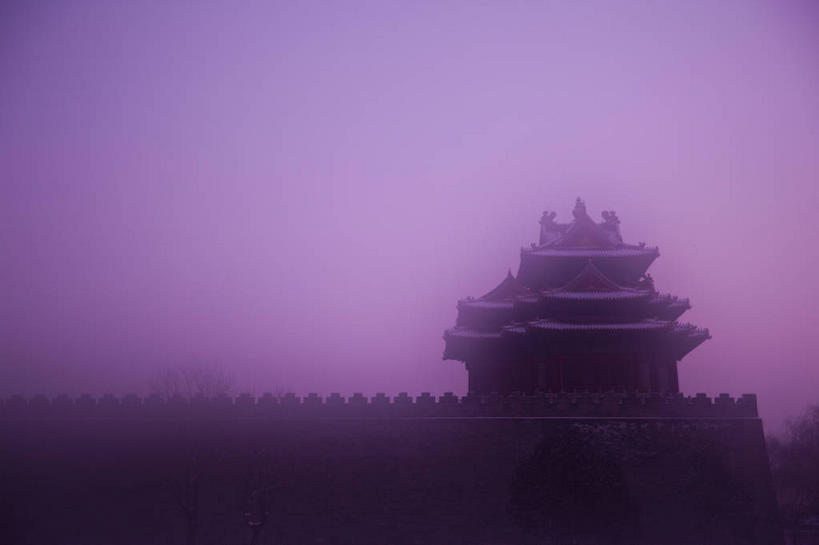 无人,故宫,横图,室外,白天,正面,旅游,度假,名胜古迹,日落,雾,标志建筑,地标,建筑,北京,中国,亚洲,朦胧,模糊,遗迹,墙,晚霞,霞光,落日,首都,背光,古迹,文物,娱乐,建设,城墙,古建筑,角楼,墙壁,墙面,紫色,天空,黄昏,紫禁城,天,享受,休闲,旅游胜地,彩霞,放松,坚硬,迷雾,防御,逆光,古文明,东亚,中华人民共和国,东城区,北京市,京,北平,华北地区,夕照,薄暮,坚固,大雾,夕阳,彩图,故宫博物院,傍晚,北京紫禁城,北京故宫,斜阳,紫禁城角楼,东城
