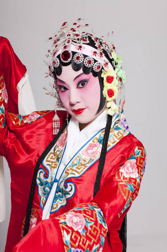 东方人,一个人,演员,站,竖图,室内,白天,正面,民族服装,化妆,亚洲,仅一个年轻女性,仅一个女性,仅一个人,灰色背景,服装,头饰,注视,黄种人,文化,衣服,彩妆,发夹,发饰,夹子,观察,看,站着,摄影,服饰,影棚,观看,察看,衣着,穿着,关注,中国文化,摄影棚,表演服,演出服,京剧,戏曲,衣饰,道具服,青衣,年轻女性,女人,女性,亚洲人,站立,半身,彩图,影棚拍摄,传统服装,民俗服,拍摄,京剧服饰,中国戏曲,旦角,传统文化,舞台妆,旦,京剧演员,角色,正旦