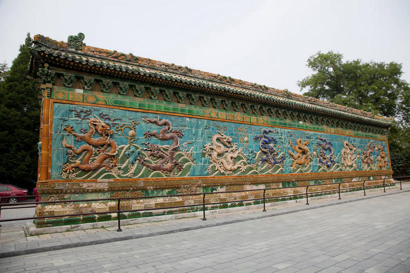 无人,公园,栏杆,横图,室外,白天,正面,旅游,度假,绘画,名胜古迹,树林,植物,标志建筑,地标,建筑,雕塑,北海公园,北京,中国,亚洲,遗迹,艺术,装饰,雕刻,雕像,浮雕,乌云,云,阴天,云朵,围栏,首都,云彩,古迹,文化,文物,娱乐,建设,古建筑,护栏,树,树木,绿色,天空,自然,工艺品,天,享受,休闲,旅游胜地,放松,生长,成长,纪念,美术,昏暗,阴沉,主题,陈列,古文明,东亚,中华人民共和国,北京市,京,北平,华北地区,功能,美学,九龙壁,北海九龙壁,北京北海公园,北京北海公园九龙壁,画画,彩图,浅浮雕