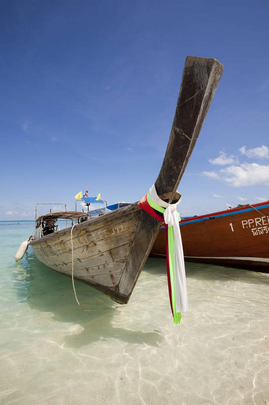 无人,竖图,室外,白天,正面,旅游,度假,海浪,海洋,美景,沙滩,船,泰国,亚洲,阴影,光线,沙子,影子,海岸,景观,浪花,云,云朵,木船,沙地,两艘,云彩,娱乐,蓝色,白云,蓝天,天空,阳光,自然,海水,交通工具,天,享受,休闲,景色,放松,东南亚,晴朗,舟,自然风光,载具,海景,泰王国,甲米府,大海,风浪,海,海水的波动,海滩,近岸浪,涌浪,晴空,彩图,大皮皮岛,竹子岛