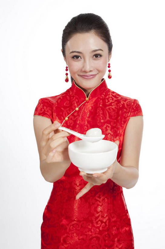 点心,汤团,东方人,一个人,站,笑,微笑,竖图,室内,白天,白色背景,正面,民族服装,元宵节,亚洲,仅一个年轻女性,仅一个女性,仅一个人,握,旗袍,节日,庆祝,勺子,陶瓷,料理,食品,陶瓷制品,拿,拿着,注视,黄种人,文化,美食,装饰品,食物,糕点,两个,红色,耳环,容器,饰品,首饰,调羹,汤匙,碗,观察,看,站着,庆典,中式,握着,摄影,影棚,观看,纪念,储藏,察看,储存,关注,中国文化,摄影棚,汤圆,元宵,耳饰,年轻女性,女人,女性,亚洲人,站立,半身,彩图,影棚拍摄,传统服装,民俗服,拍摄,春灯节,上元节,小正月,贮存,传统文化,羹匙