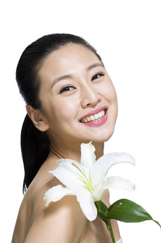 东方人,脸,头,脸颊,一个人,笑,微笑,露齿笑,竖图,室内,特写,白天,白色背景,侧面,化妆,美容,百合花,叶子,亚洲,仅一个年轻女性,仅一个女性,仅一个人,护肤,阴影,盛开,反射,影子,绿叶,花蕾,扭头,注视,黄种人,裸露,肩膀,花,花瓣,花朵,鲜花,一朵,白色,花苞,花蕊,观察,看,转头,保养,享受,休闲,嫩叶,放松,保健,摄影,影棚,观看,察看,关注,摄影棚,裸,养颜,强瞿,百合蒜,倒仙,番韭,山丹,年轻女性,女人,女性,亚洲人,头部,脸部,脸蛋,面部,叶,叶片,半身,彩图,影棚拍摄,拍摄,白百合,白花百合,圣母百合
