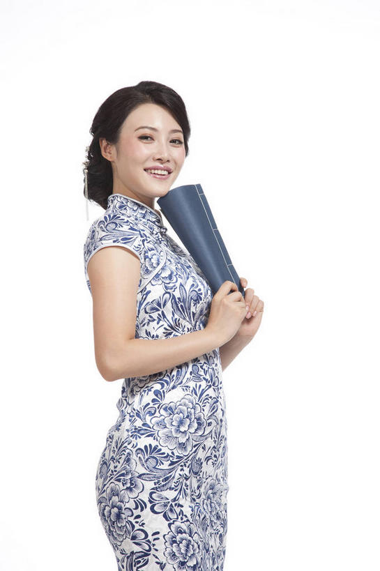 东方人,一个人,站,笑,微笑,露齿笑,竖图,室内,白天,白色背景,侧面,民族服装,书籍,亚洲,仅一个年轻女性,仅一个女性,仅一个人,一本,握,旗袍,拿,拿着,扭头,注视,黄种人,文化,蓝色,书本,观察,看,站着,转头,握着,摄影,影棚,观看,察看,古书,关注,中国文化,摄影棚,年轻女性,女人,女性,亚洲人,书,图书,站立,半身,彩图,影棚拍摄,传统服装,民俗服,拍摄,文献,传统文化,古籍,线装,线装书