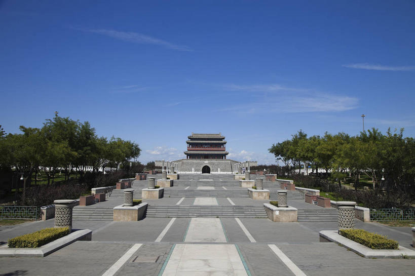 无人,横图,室外,白天,正面,旅游,度假,名胜古迹,植物,楼梯,门,标志建筑,地标,建筑,北京,中国,亚洲,阴影,遗迹,光线,影子,阶梯,墙,云,云朵,拱门,首都,云彩,古迹,文物,娱乐,建设,城墙,古建筑,墙壁,墙面,台阶,树,树木,蓝色,绿色,白云,蓝天,天空,阳光,自然,门框,天,享受,休闲,旅游胜地,放松,城楼,生长,晴朗,成长,坚硬,防御,古文明,东亚,中华人民共和国,北京市,京,北平,华北地区,门楼,坚固,晴空,彩图,崇文,崇文区,永定门