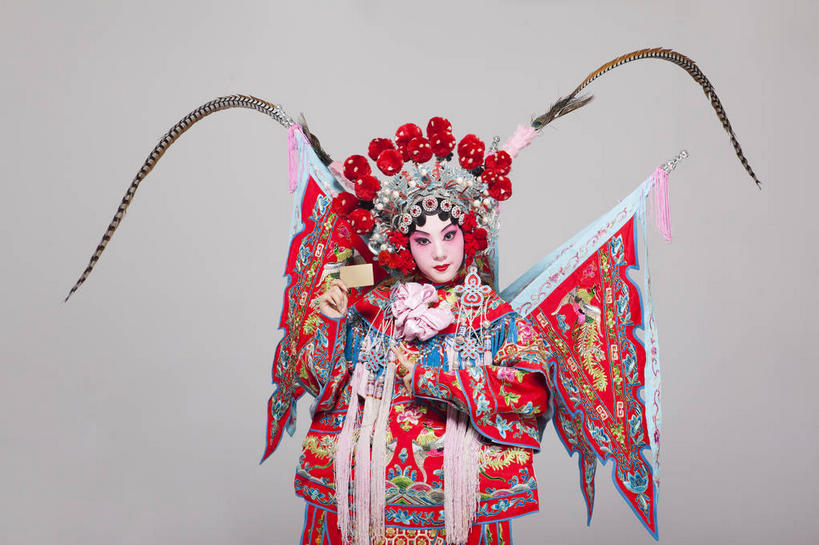 东方人,一个人,演员,站,横图,室内,白天,正面,民族服装,化妆,亚洲,仅一个年轻女性,仅一个女性,仅一个人,表演,灰色背景,服装,装饰,头饰,注视,黄种人,文化,扮演,衣服,红色,彩妆,发饰,饰品,观察,看,站着,摄影,服饰,影棚,观看,华丽,修饰,点缀,察看,演出,衣着,穿着,关注,中国文化,摄影棚,戏剧,表演服,演出服,京剧,配饰,戏曲,国粹,皮黄,衬托,美观,雅致,雅观,衣饰,道具服,年轻女性,女人,女性,亚洲人,站立,半身,彩图,影棚拍摄,传统服装,民俗服,拍摄,京剧服饰,国剧,京戏,平剧,中国戏曲,旦角,传统文化,舞台妆,旦,刀马旦,京剧演员,武旦,角色