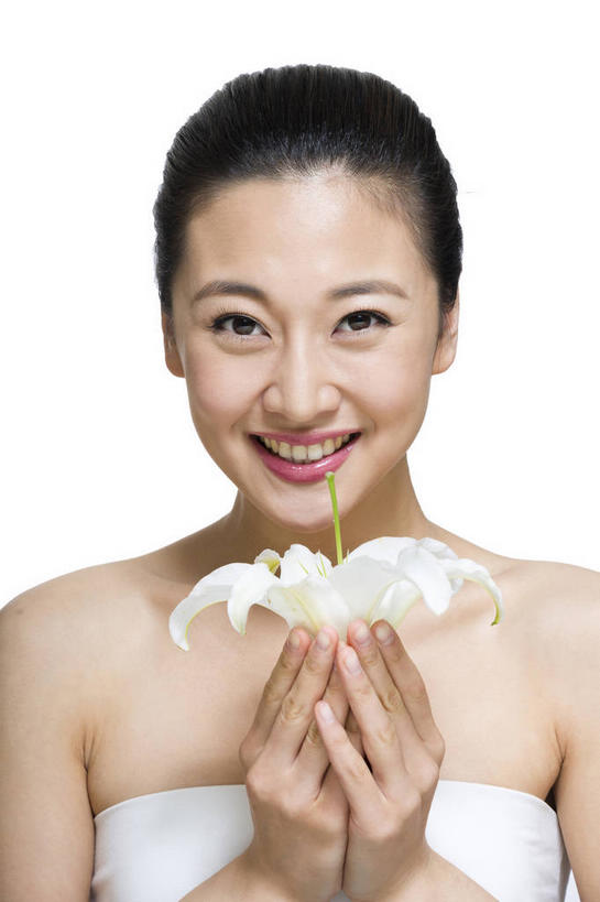 东方人,脸,头,脸颊,手,一个人,笑,微笑,露齿笑,竖图,室内,特写,白天,白色背景,正面,化妆,美容,百合花,亚洲,双手,仅一个年轻女性,仅一个女性,仅一个人,护肤,握,服装,盛开,拿,花蕾,拿着,注视,黄种人,肩膀,花,花瓣,花朵,鲜花,一朵,衣服,白色,抹胸,花苞,花蕊,观察,看,保养,享受,休闲,手部,放松,握着,保健,摄影,服饰,影棚,观看,察看,衣着,穿着,关注,摄影棚,养颜,强瞿,衣饰,百合蒜,倒仙,番韭,山丹,年轻女性,女人,女性,亚洲人,头部,脸部,脸蛋,面部,半身,彩图,影棚拍摄,拍摄,白百合,白花百合,圣母百合