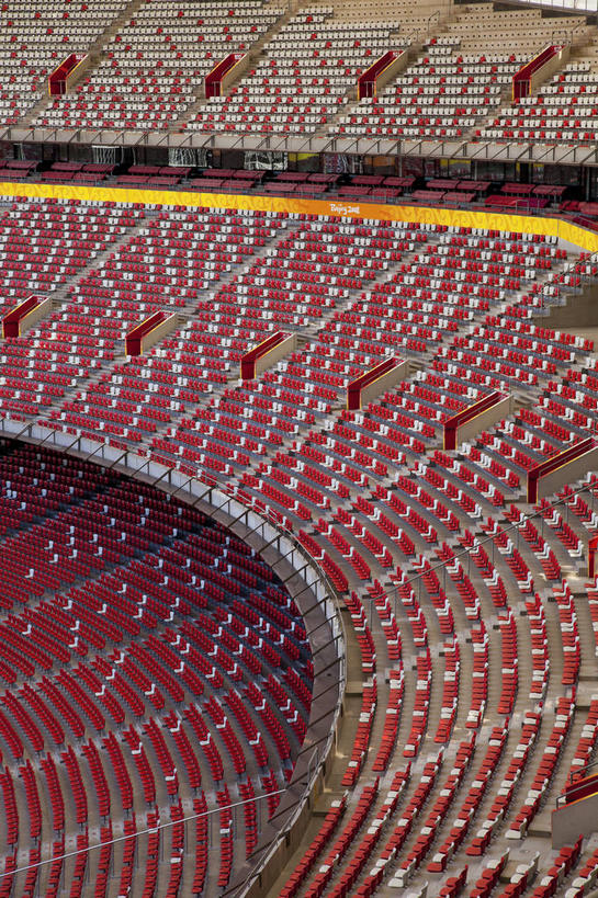 无人,体育馆,公园,运动场,竖图,俯视,室外,白天,旅游,度假,美景,城市风光,标志建筑,城市,地标,建筑,北京,中国,亚洲,一排,许多,整齐,并列,并排,鸟巢,景观,看台,首都,很多,娱乐,建设,体育场,座位,排列,红色,白色,享受,休闲,景色,放松,队列,平行,东亚,国家体育场,中华人民共和国,北京市,京,北平,华北地区,朝阳区,运动馆,坐位,彩图,高角度拍摄,北京奥林匹克公园,北京国家体育场,北京奥林匹克体育场