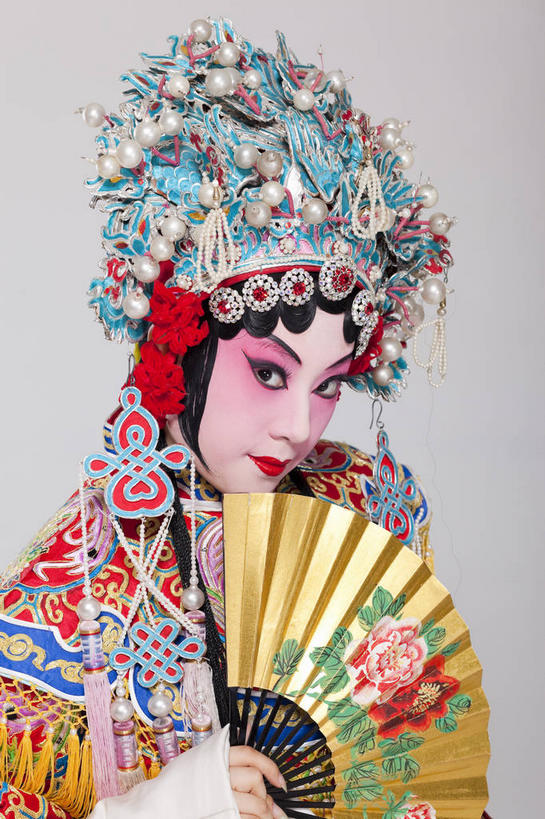 东方人,一个人,演员,站,竖图,室内,白天,正面,民族服装,化妆,帽子,亚洲,仅一个年轻女性,仅一个女性,仅一个人,一把,握,灰色背景,服装,扇子,头饰,折扇,纸扇,清凉,拿,拿着,注视,黄种人,凉爽,文化,衣服,彩妆,发夹,发饰,夹子,观察,看,站着,握着,摄影,服饰,影棚,观看,察看,衣着,穿着,关注,中国文化,摄影棚,表演服,演出服,京剧,戏曲,撒扇,衣饰,道具服,青衣,年轻女性,女人,女性,亚洲人,站立,半身,彩图,影棚拍摄,传统服装,民俗服,拍摄,京剧服饰,中国戏曲,旦角,传统文化,舞台妆,旦,京剧演员,角色,正旦