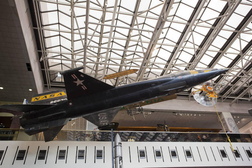 无人,博物馆,横图,室内,白天,仰视,旅游,度假,天花板,标志建筑,地标,飞机,建筑,美国,吊挂,悬挂,研究,墙,交通,首都,教育,挂,娱乐,航空,建设,墙壁,墙面,交通工具,享受,休闲,旅游胜地,放松,运输,一架,展览,北美,客机,北美洲,欣赏,载具,美洲,陈列,华盛顿特区,华盛顿哥伦比亚特区,华府,北亚美利加洲,亚美利加洲,典藏,国家航空航天博物馆,美国国家航空航天博物馆,彩图,低角度拍摄,美利坚合众国