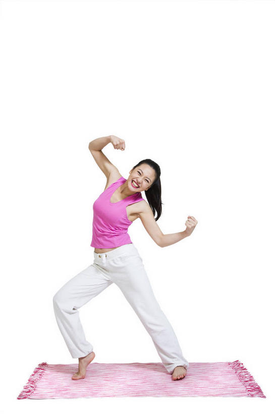 东方人,一个人,站,举,笑,微笑,露齿笑,竖图,室内,白天,白色背景,正面,锻炼,瑜伽,运动,亚洲,仅一个年轻女性,仅一个女性,仅一个人,服装,背心,毯子,注视,黄种人,光脚,衣服,粉色,瑜伽垫,垫子,观察,看,托,站着,赤脚,养生,摄影,服饰,影棚,观看,张开双腿,察看,衣着,穿着,关注,摄影棚,瑜伽毯,衣饰,展开双腿,体育,年轻女性,女人,女性,亚洲人,举起,举手,举着,向上举,向上伸,向上托,站立,彩图,全身,影棚拍摄,健身,拍摄,伸展双腿,健身垫