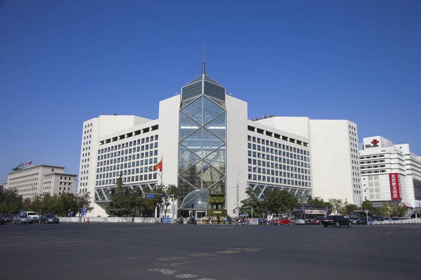 无人,银行,横图,室外,白天,正面,度假,美景,树林,植物,窗户,城市风光,城市,道路,路,公路,汽车,北京,中国,亚洲,阴影,光线,影子,墙,景观,交通,首都,娱乐,玻璃窗,墙壁,墙面,车,树,树木,蓝色,绿色,蓝天,天空,阳光,自然,交通工具,轿车,天,享受,休闲,景色,放松,金融,理财,生长,经济,晴朗,成长,资金,载具,流通,贸易,中国银行,长安街,东亚,万里无云,中华人民共和国,北京市,京,北平,华北地区,西城区,西单,晴空,晴空万里,马路,彩图,神州第一街,机构,金融机构,商业银行,中国银行总行大厦,西单商业区