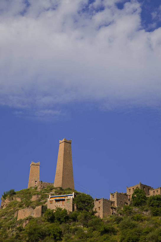 无人,家,竖图,室外,白天,仰视,旅游,度假,植物,标志建筑,地标,建筑,中国,亚洲,阴影,光线,影子,房屋,屋子,云,云朵,塔,云彩,娱乐,建设,楼房,住宅,树,树木,蓝色,绿色,白云,蓝天,天空,阳光,自然,天,享受,休闲,旅游胜地,放松,四川省,生长,晴朗,成长,东亚,四川,阿坝,中华人民共和国,西南地区,阿坝藏族羌族自治州,阿坝州,川,晴空,彩图,低角度拍摄,房子,马尔康,马尔康县