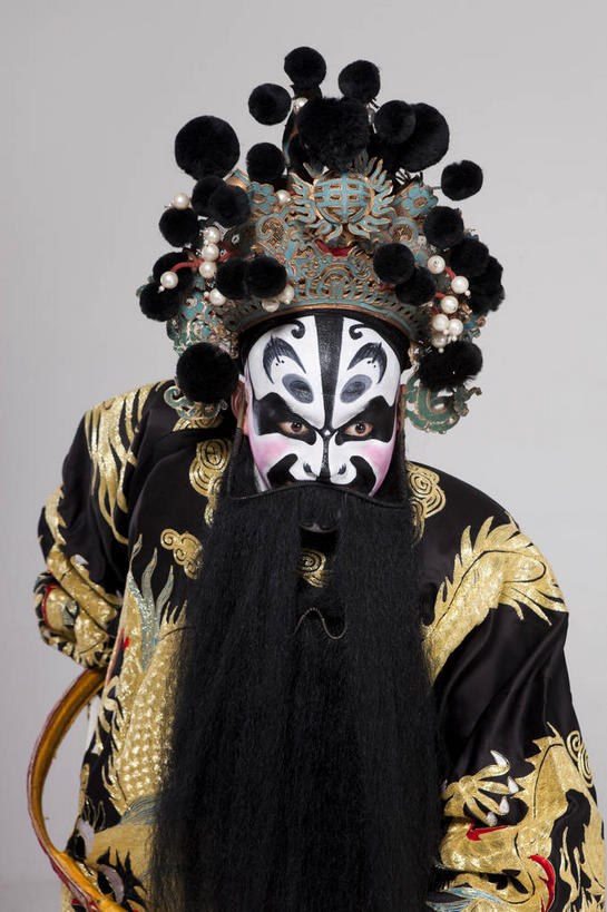 东方人,胡须,一个人,演员,站,竖图,室内,白天,正面,民族服装,化妆,帽子,亚洲,仅一个男性,仅一个人,仅一个中年男性,灰色背景,服装,注视,黄种人,衣服,彩妆,观察,看,站着,摄影,服饰,影棚,观看,察看,衣着,穿着,关注,摄影棚,表演服,演出服,京剧,衣饰,道具服,男人,男性,中年男性,亚洲人,胡子,络腮胡,站立,半身,彩图,影棚拍摄,传统服装,民俗服,拍摄,京剧服饰,舞台妆,京剧演员