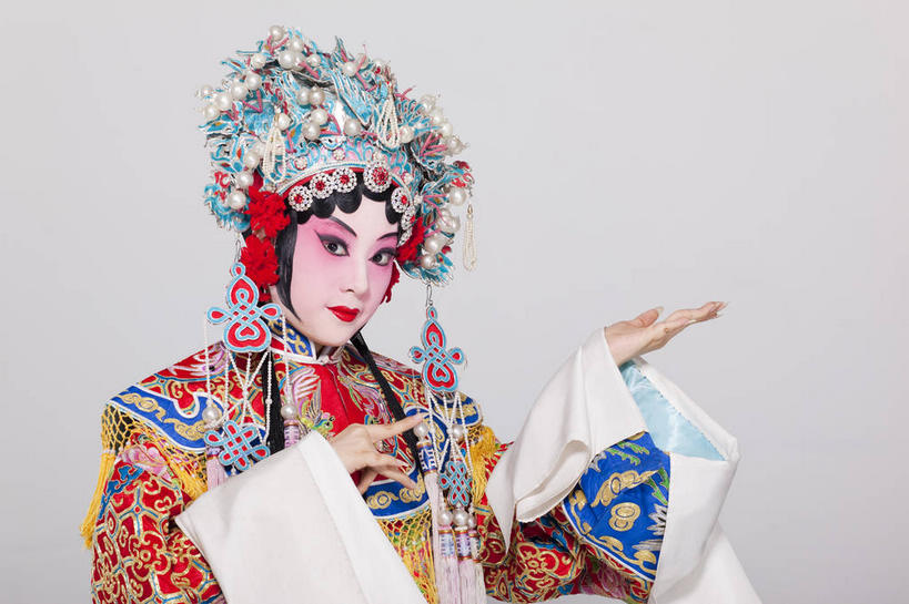 东方人,一个人,演员,站,横图,室内,白天,正面,民族服装,化妆,帽子,亚洲,仅一个年轻女性,仅一个女性,仅一个人,指,灰色背景,服装,头饰,注视,黄种人,方向,文化,衣服,彩妆,发夹,发饰,夹子,观察,看,手势,站着,摄影,服饰,影棚,观看,察看,指向,衣着,食指,穿着,关注,中国文化,摄影棚,表演服,演出服,京剧,戏曲,衣饰,道具服,青衣,年轻女性,女人,女性,亚洲人,站立,半身,彩图,影棚拍摄,传统服装,民俗服,拍摄,京剧服饰,中国戏曲,旦角,打手势,传统文化,舞台妆,旦,京剧演员,角色,正旦