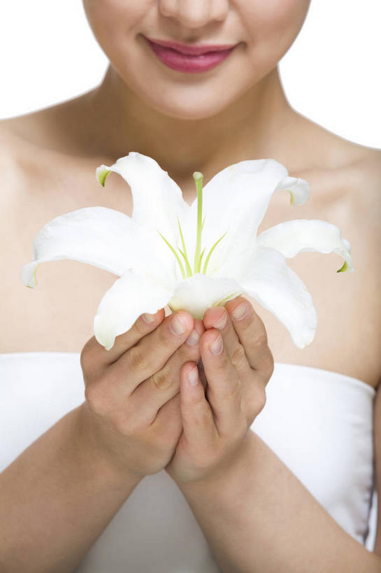 东方人,手,一个人,捧,笑,微笑,竖图,室内,特写,白天,白色背景,正面,百合花,亚洲,双手,仅一个年轻女性,仅一个女性,仅一个人,服装,盛开,花蕾,黄种人,花,花瓣,花朵,鲜花,一朵,衣服,抹胸,花苞,花蕊,手部,摄影,服饰,影棚,衣着,穿着,摄影棚,强瞿,衣饰,百合蒜,倒仙,番韭,山丹,年轻女性,女人,女性,亚洲人,端,端着,捧着,手捧,半身,彩图,影棚拍摄,拍摄,白百合,白花百合,圣母百合