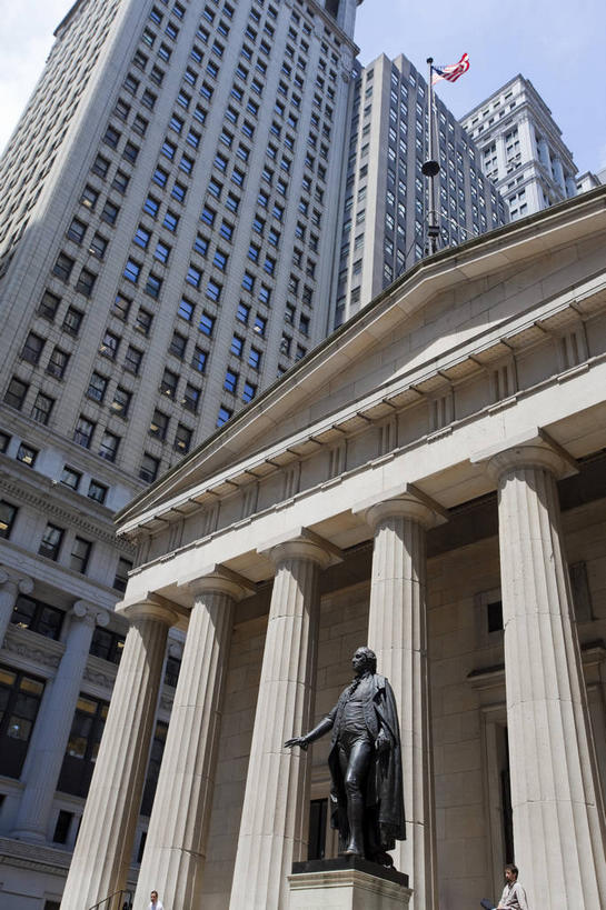 西方人,一个人,无人,高楼大厦,站,竖图,室外,白天,仰视,度假,美景,城市风光,标志建筑,城市,大厦,地标,建筑,摩天大楼,雕塑,欧洲,纽约,美国,欧洲人,仅一个男性,仅一个人,仅一个中年男性,阴影,艺术,装饰,光线,雕刻,雕像,影子,景观,曼哈顿,娱乐,建设,蓝色,蓝天,天空,阳光,工艺品,天,站着,享受,休闲,景色,放松,晴朗,纪念,美术,北美,北美洲,总统,乔治.华盛顿,华尔街,主题,美洲,陈列,纽约市,纽约州,万里无云,帝国之州,帝国州,一尊,乔治华盛顿,功能,美学,北亚美利加洲,亚美利加洲,军事家,政治家,开国总统,美国总统,纽约证券交易所,男人,男性,中年男性,白种人,晴空,晴空万里,站立,彩图,低角度拍摄,全身,大楼,高层建筑,高楼,摩天楼,美利坚合众国,曼哈顿区,纽约县,纽约证交所,曼哈顿岛,白色人种,高加索人种,欧罗巴人种