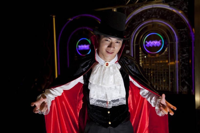 东方人,一个人,站,伸展双臂,笑,微笑,露齿笑,横图,室内,夜晚,正面,帽子,亚洲,仅一个男性,仅一个人,阴影,服装,光线,影子,灯光,注视,礼帽,黄种人,外套,仅一个年轻男性,衣服,观察,看,站着,披风,服饰,观看,ktv包厢,包厢,察看,衣着,穿着,关注,歌厅,斗篷,包房,一顶,ktv包房,衣饰,男人,男性,年轻男性,亚洲人,外衣,敞开双臂,伸开双臂,展开双肩,站立,张开手臂,张开双臂,半身,彩图,卡拉ok,莲蓬衣