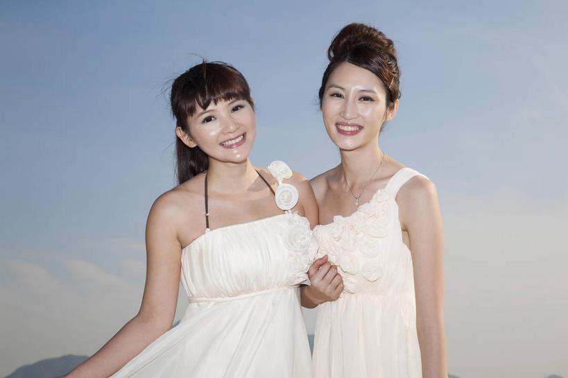 东方人,两个人,新娘,伙伴,朋友,站,笑,微笑,露齿笑,横图,室外,白天,仰视,婚纱,裙子,婚礼,快乐,友谊,亚洲,阴影,连衣裙,庆祝,光线,影子,结婚,注视,黄种人,蓝色,白色,蓝天,天空,阳光,抹胸,天,观察,看,站着,喜庆,晴朗,观看,纪念,伴娘,察看,关注,万里无云,抹胸裙,友情,年轻女性,女人,女性,亚洲人,晴空,晴空万里,站立,半身,彩图,低角度拍摄,婚礼服,礼服,高兴