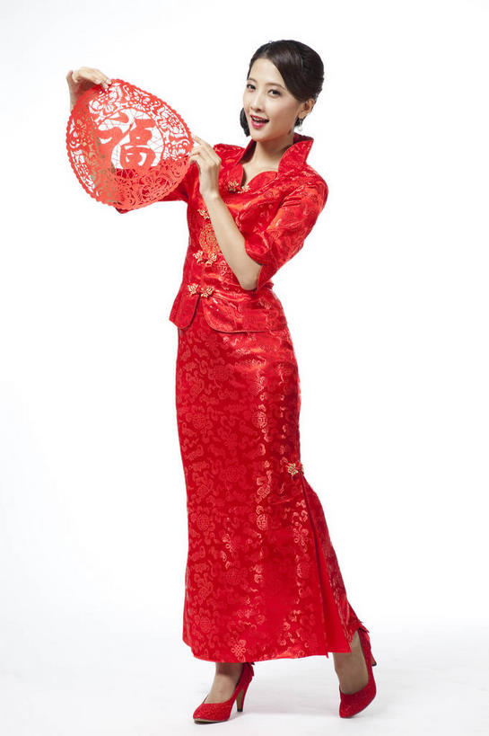 东方人,一个人,站,笑,微笑,露齿笑,竖图,室内,白天,白色背景,正面,民族服装,幸福,亚洲,仅一个年轻女性,仅一个女性,仅一个人,握,旗袍,节日,庆祝,艺术,标志,文字,纸艺,字符,手工艺品,拿,拿着,注视,黄种人,文化,标识,一个,红色,福字,纸制品,工艺品,剪纸,观察,看,站着,庆典,汉字,握着,摄影,影棚,单个,观看,纪念,察看,高雅,关注,中国文化,中文,摄影棚,祝愿,窗花,自信心,品位,剪画,刻纸,国文,华文,福,福气,年轻女性,女人,女性,亚洲人,站立,彩图,全身,影棚拍摄,传统服装,民俗服,拍摄,福运,春节贴,福字帖,传统文化