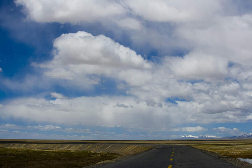 无人,横图,室外,白天,消失点,仰视,旅游,度假,美景,植物,道路,路,公路,中国,亚洲,阴影,枯萎,光线,影子,地平线,景观,云,云朵,辽阔,分界线,枯草,地面,停车线,交通,云彩,娱乐,西藏,草,黄色,蓝色,白云,蓝天,天空,阳光,自然,天,享受,休闲,广阔,景色,放松,晴朗,车行道,车行道分界线,一望无际,自然风光,延伸,标线,藏,东亚,西藏自治区,车行线,中华人民共和国,天地相交,西南地区,无边无际,一马平川,喀喇昆仑山脉,晴空,马路,彩图,低角度拍摄,没影点,灭点,黑河之山,黑水之山