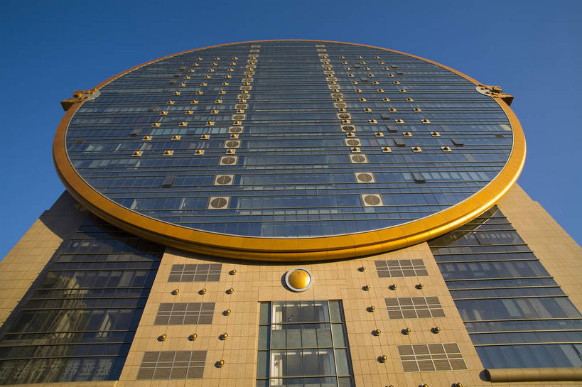 无人,高楼大厦,横图,室外,白天,仰视,度假,美景,窗户,落地窗,城市风光,标志建筑,城市,大厦,地标,建筑,摩天大楼,中国,亚洲,一排,许多,阴影,整齐,并列,并排,光线,影子,景观,很多,娱乐,建设,玻璃窗,排列,蓝色,蓝天,天空,阳光,天,享受,休闲,景色,放松,晴朗,队列,平行,玻璃幕墙,东亚,辽宁,辽宁省,沈阳,万里无云,中华人民共和国,省会,沈阳市,辽,东北地区,晴空,晴空万里,彩图,低角度拍摄,大楼,高层建筑,高楼,摩天楼,沈河区,东北,中国东北地区,方圆大厦,沈阳方圆大厦,东北三省,东三省