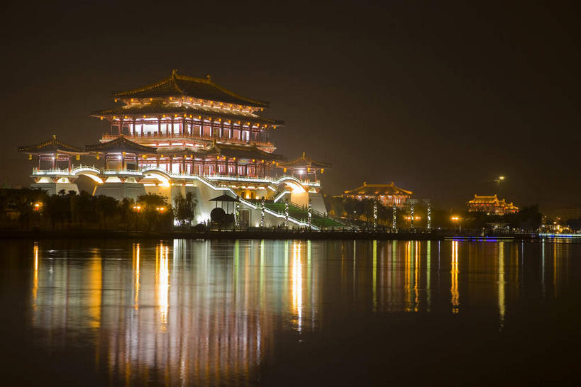 无人,家,横图,室外,夜晚,正面,旅游,度假,湖,湖泊,名胜古迹,水,标志建筑,地标,建筑,夜景,西安,中国,亚洲,阴影,波纹,遗迹,光线,影子,房屋,屋子,湖面,水流,水面,灯光,涟漪,古迹,文物,娱乐,建设,古建筑,楼房,住宅,倒影,水纹,天空,波浪,湖水,天,享受,休闲,旅游胜地,放松,倒映,古文明,东亚,陕西,陕西省,西安市,中华人民共和国,省会,水晕,西北地区,陕,反照,曲江新区,彩图,房子,芙蓉园,大唐芙蓉园