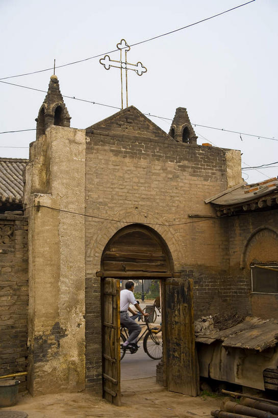 无人,教堂,竖图,室外,白天,正面,旅游,度假,名胜古迹,门,标志建筑,地标,建筑,平遥,中国,亚洲,节日,遗迹,墙,拱门,古迹,文化,文物,娱乐,建设,古建筑,墙壁,墙面,天空,门框,天,祈祷,享受,休闲,健康,旅游胜地,放松,许愿,宗教,信仰,纪念,祈求,信念,古文明,东亚,山西,山西省,中华人民共和国,华北地区,晋,晋中,晋中市,平遥县,平安,彩图,大教堂,礼拜堂