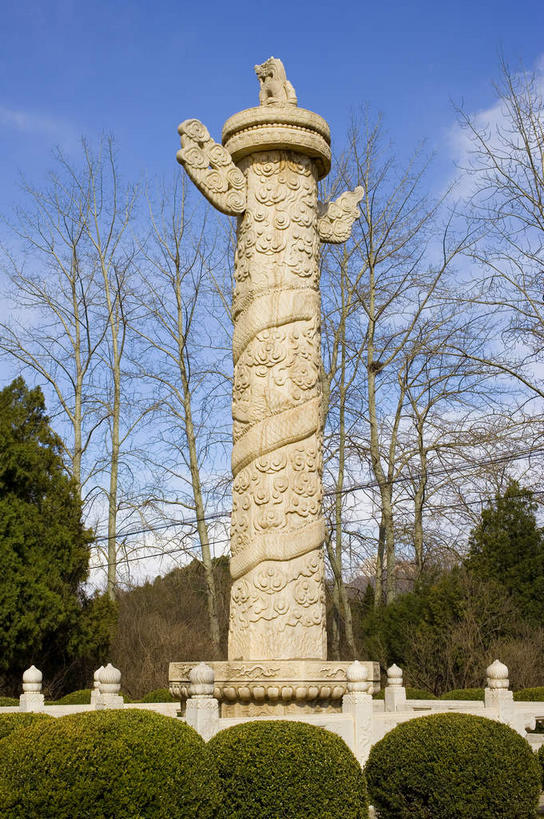 无人,竖图,室外,白天,仰视,旅游,度假,名胜古迹,植物,标志建筑,地标,建筑,雕塑,北京,十三陵,中国,亚洲,阴影,遗迹,艺术,装饰,光线,雕刻,雕像,影子,柱子,云,云朵,首都,云彩,古迹,文物,娱乐,建设,古建筑,华表,石雕,石柱,树,树木,蓝色,绿色,白云,蓝天,天空,阳光,自然,工艺品,天,享受,休闲,墓地,旅游胜地,放松,生长,晴朗,成长,纪念,华丽,修饰,美术,死亡,点缀,掩埋,坟墓,陵墓,主题,陈列,坟场,古文明,东亚,中华人民共和国,北京市,京,北平,华北地区,功能,美学,衬托,美观,雅致,雅观,殒命,昌平区,灭亡,埋葬,安葬,明十三陵,天寿山,晴空,彩图,低角度拍摄,桓表,昌平