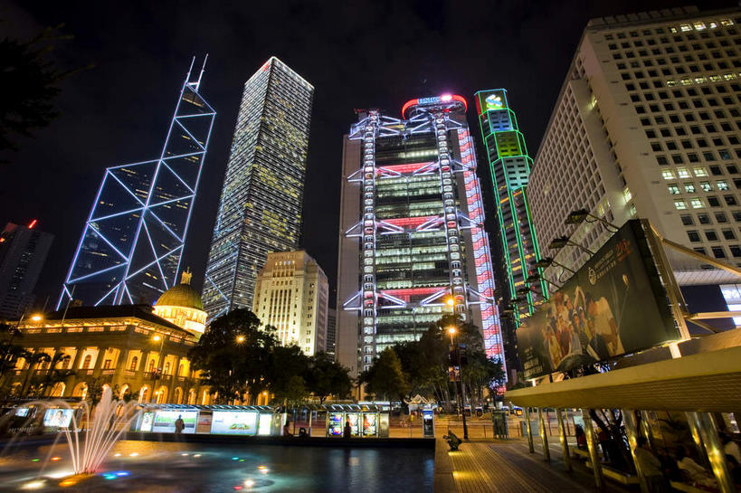 无人,高楼大厦,横图,彩色,室外,夜晚,仰视,度假,美景,植物,城市风光,标志建筑,城市,大厦,地标,建筑,摩天大楼,霓虹灯,夜景,香港,中国,亚洲,阴影,光线,影子,景观,建筑群,灯光,七彩,娱乐,光源,建设,霓虹,灯,树,树木,中环,中银大厦,绿色,自然,享受,休闲,景色,放松,生长,成长,港,照明设备,东亚,香港岛,香港特别行政区,港澳台,中华人民共和国,氖灯,港岛,花园道,中西区,彩图,低角度拍摄,大楼,高层建筑,高楼,摩天楼,奔达中心,金钟,力宝大楼,力宝中心