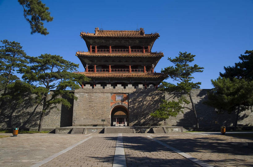 无人,横图,室外,白天,仰视,旅游,度假,名胜古迹,植物,门,标志建筑,地标,建筑,中国,亚洲,阴影,遗迹,光线,影子,墙,拱门,古迹,文物,娱乐,建设,城墙,古建筑,墙壁,墙面,树,树木,蓝色,绿色,蓝天,天空,阳光,自然,门框,天,享受,休闲,墓地,旅游胜地,放松,城楼,生长,晴朗,成长,坚硬,坟墓,陵墓,防御,坟场,古文明,东亚,辽宁,辽宁省,沈阳,万里无云,中华人民共和国,省会,门楼,沈阳市,辽,东北地区,坚固,晴空,晴空万里,彩图,低角度拍摄,北陵,清昭陵,昭陵