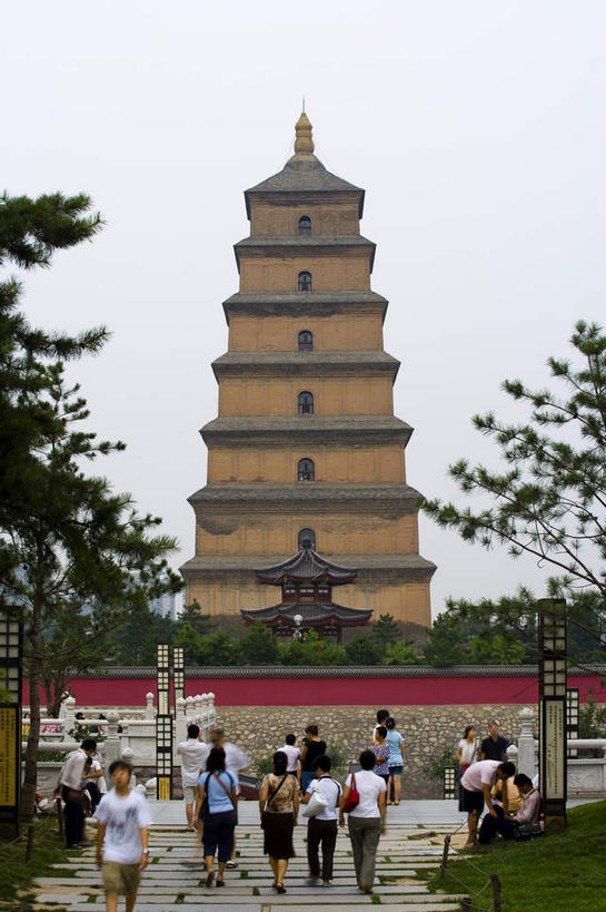 东方人,走,竖图,室外,白天,仰视,旅游,度假,名胜古迹,植物,标志建筑,地标,建筑,大雁塔,西安,中国,亚洲,行人,游客,游人,服装,遗迹,塔,许多人,休闲装,黄种人,古迹,文物,娱乐,建设,古建筑,宝塔,路人,旅客,佛塔,树,树木,衣服,绿色,天空,自然,天,一群人,享受,休闲,休闲服,旅游胜地,放松,服饰,生长,成长,古文明,东亚,陕西,陕西省,西安市,中华人民共和国,省会,西北地区,陕,浮图,浮屠,过客,曲江新区,男人,男性,年轻男性,年轻女性,女人,女性,中年男性,中年女性,亚洲人,步行,散步,走路,半身,彩图,低角度拍摄,大慈恩寺塔,塔婆,浮图塔,浮头,佛图