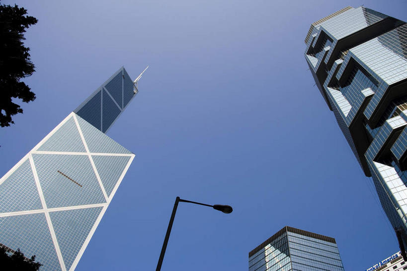 无人,高楼大厦,横图,室外,白天,仰视,度假,美景,植物,城市风光,标志建筑,城市,大厦,地标,建筑,路灯,摩天大楼,照明,香港,中国,亚洲,阴影,光线,影子,景观,灯光,娱乐,建设,灯,树,树木,中环,中银大厦,蓝色,绿色,蓝天,天空,阳光,自然,天,享受,休闲,景色,放松,生长,晴朗,成长,照亮,港,照明设备,东亚,万里无云,香港岛,香港特别行政区,港澳台,中华人民共和国,港岛,花园道,中西区,晴空,晴空万里,彩图,低角度拍摄,大楼,高层建筑,高楼,摩天楼,奔达中心,金钟,力宝大楼,力宝中心